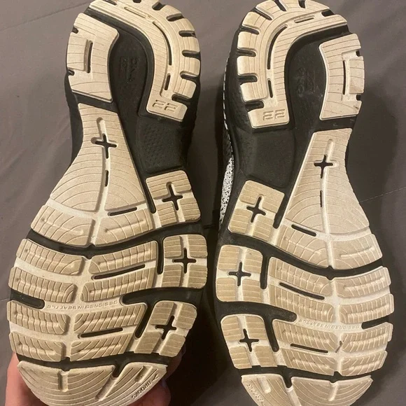 Womens size 10 Brooks Black, Grey, White. - Picture 6 of 7